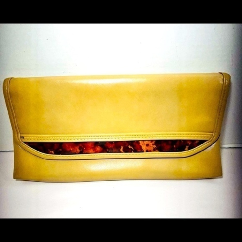Vintage & unique tan clutch in excellent condition